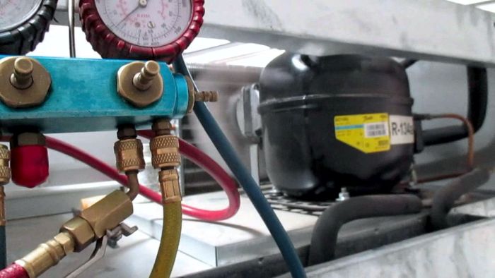 Remplir le réfrigérateur avec du fréon.